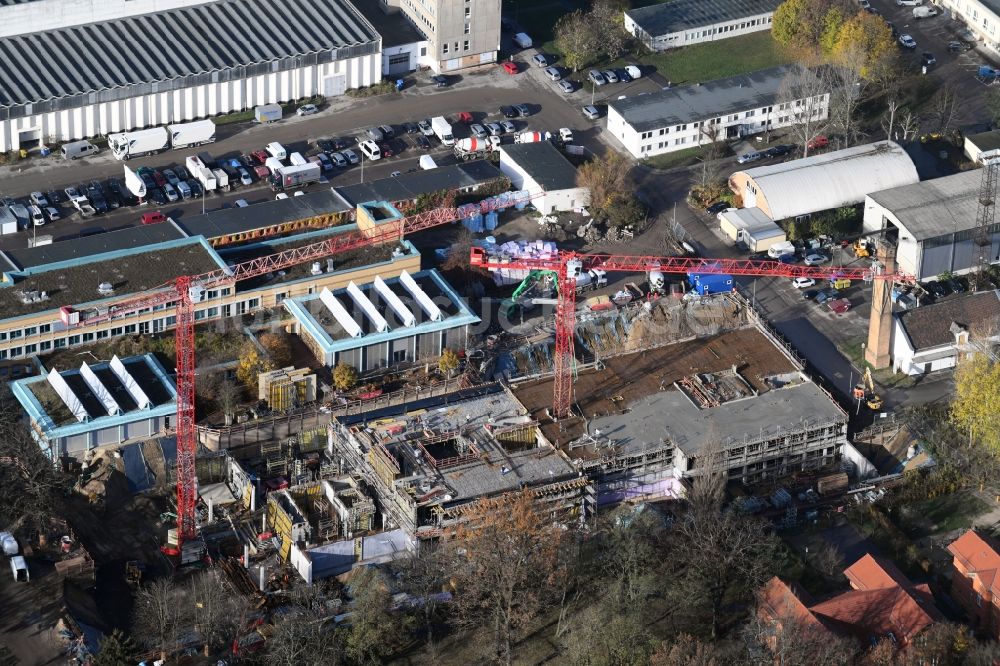 Berlin von oben - Baustelle für einen Erweiterungs- Neubau auf dem Klinikgelände des Krankenhauses Arona Klinik des UKB BG Klinikum Unfallkrankenhaus Berlin gGmbH im Ortsteil Bezirk Marzahn-Hellersdorf in Berlin