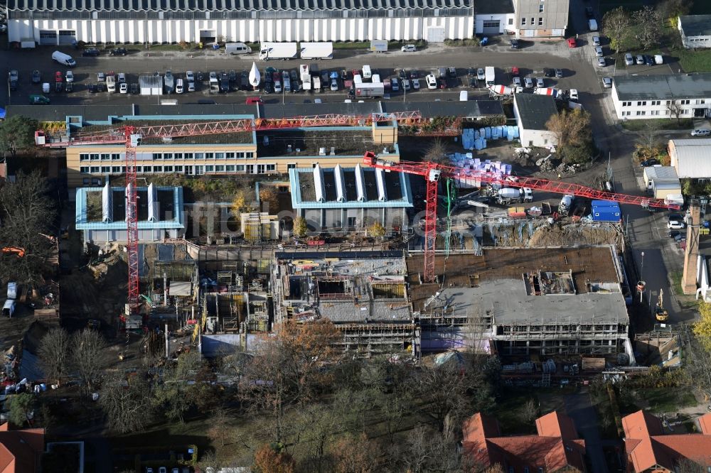 Berlin aus der Vogelperspektive: Baustelle für einen Erweiterungs- Neubau auf dem Klinikgelände des Krankenhauses Arona Klinik des UKB BG Klinikum Unfallkrankenhaus Berlin gGmbH im Ortsteil Bezirk Marzahn-Hellersdorf in Berlin