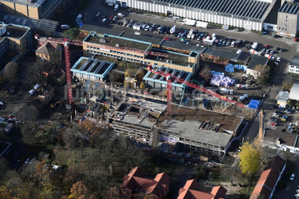 Luftbild Berlin - Baustelle für einen Erweiterungs- Neubau auf dem Klinikgelände des Krankenhauses Arona Klinik des UKB BG Klinikum Unfallkrankenhaus Berlin gGmbH im Ortsteil Bezirk Marzahn-Hellersdorf in Berlin