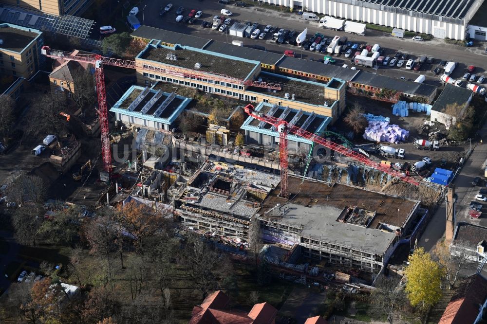 Luftaufnahme Berlin - Baustelle für einen Erweiterungs- Neubau auf dem Klinikgelände des Krankenhauses Arona Klinik des UKB BG Klinikum Unfallkrankenhaus Berlin gGmbH im Ortsteil Bezirk Marzahn-Hellersdorf in Berlin