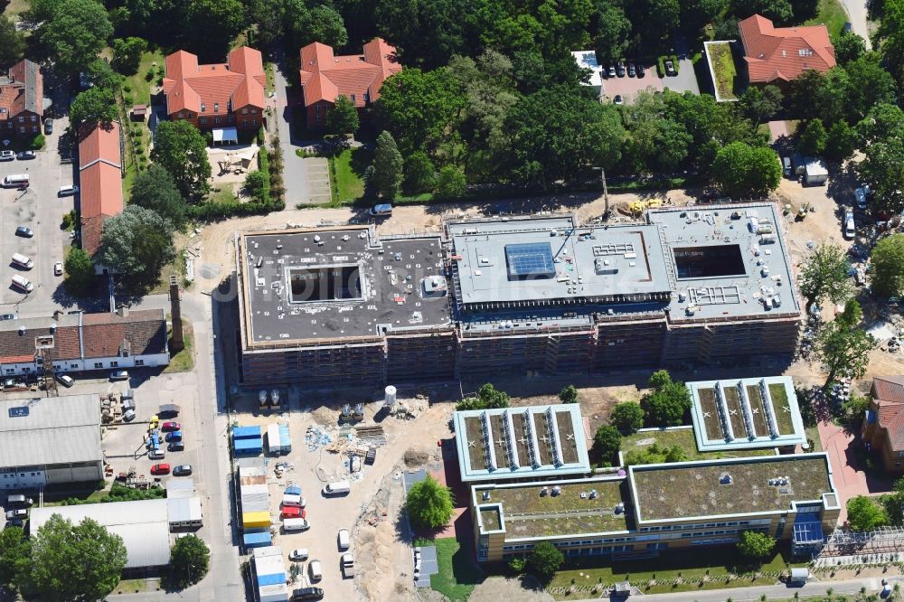 Berlin aus der Vogelperspektive: Baustelle für einen Erweiterungs- Neubau auf dem Klinikgelände des Krankenhauses Arona Klinik des UKB BG Klinikum Unfallkrankenhaus Berlin gGmbH im Ortsteil Bezirk Marzahn-Hellersdorf in Berlin