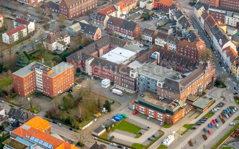 Gladbeck von oben - Baustelle für einen Erweiterungs- Neubau auf dem Klinikgelände des Krankenhauses St.-Barbara-Hospital an der Barbarastraße in Gladbeck im Bundesland Nordrhein-Westfalen, Deutschland