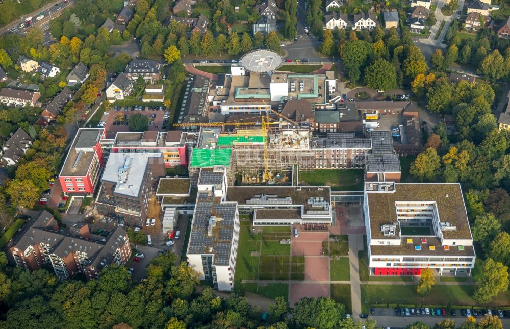 Gelsenkirchen aus der Vogelperspektive: Baustelle für einen Erweiterungs- Neubau auf dem Klinikgelände des Krankenhauses Bergmannsheil Buer/ BKB GmbH am Schernerweg im Ortsteil Gelsenkirchen-Nord in Gelsenkirchen im Bundesland Nordrhein-Westfalen