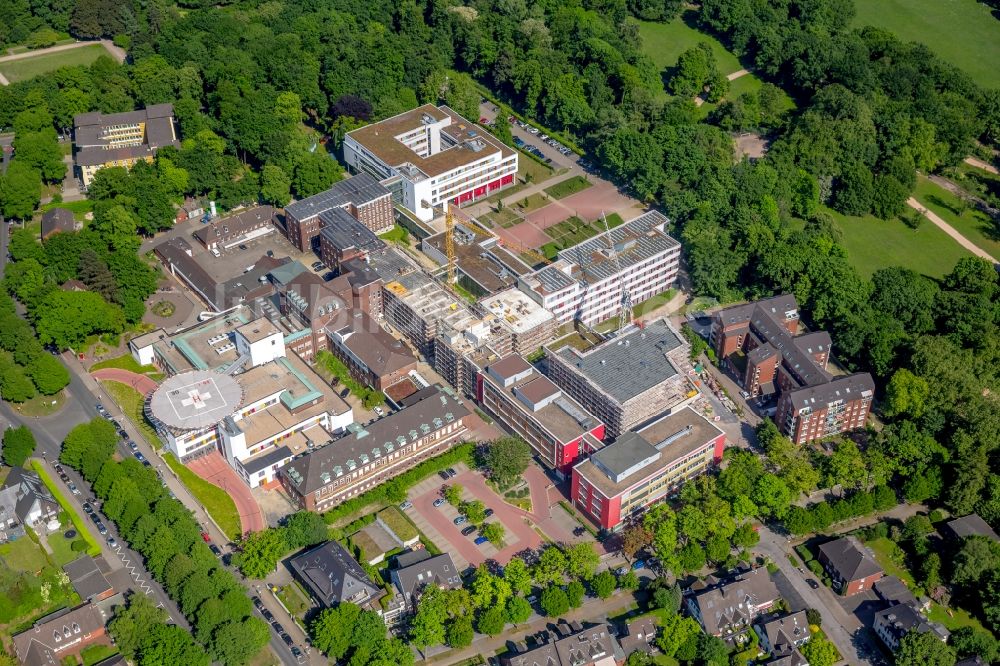 Gelsenkirchen von oben - Baustelle für einen Erweiterungs- Neubau auf dem Klinikgelände des Krankenhauses Bergmannsheil und Kinderklinik Buer im Ortsteil Buer in Gelsenkirchen im Bundesland Nordrhein-Westfalen, Deutschland