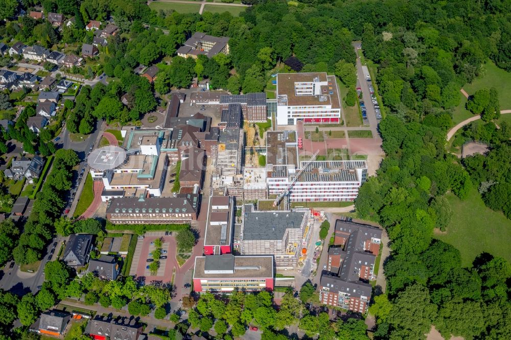 Gelsenkirchen aus der Vogelperspektive: Baustelle für einen Erweiterungs- Neubau auf dem Klinikgelände des Krankenhauses Bergmannsheil und Kinderklinik Buer im Ortsteil Buer in Gelsenkirchen im Bundesland Nordrhein-Westfalen, Deutschland