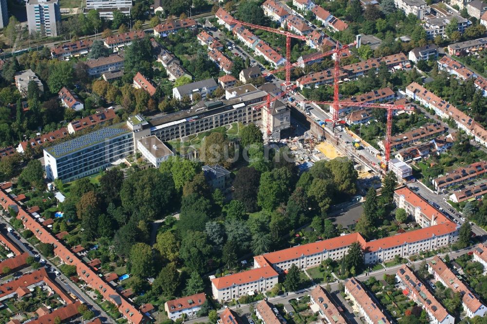 Basel aus der Vogelperspektive: Baustelle für einen Erweiterungs- Neubau auf dem Klinikgelände des Krankenhauses St. Claraspital in Basel, Schweiz