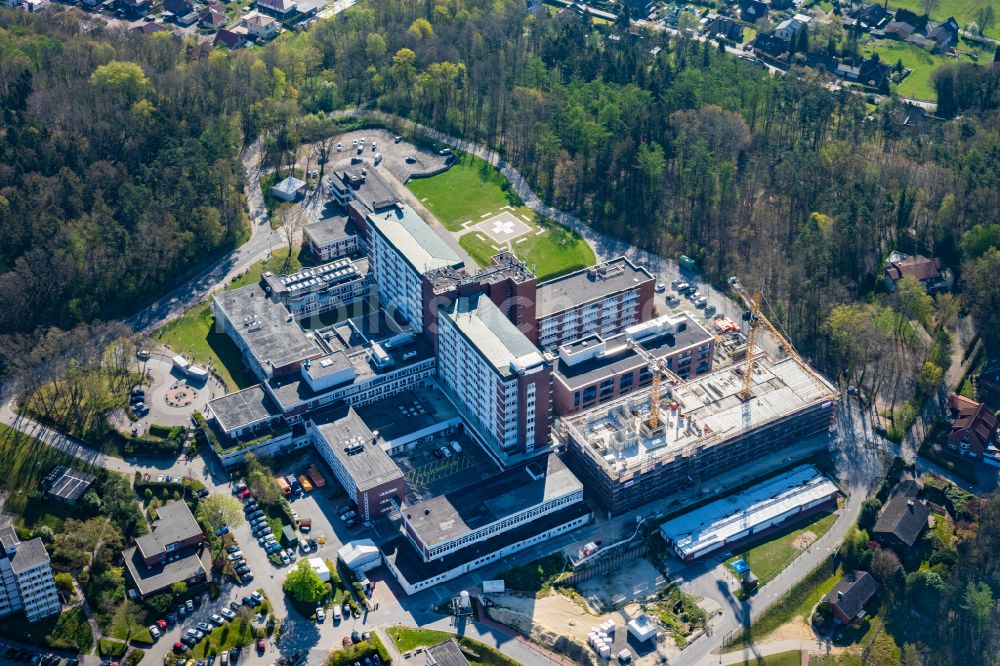 Stade aus der Vogelperspektive: Baustelle für einen Erweiterungs- Neubau auf dem Klinikgelände des Krankenhauses Elbe Klinikum in Stade im Bundesland Niedersachsen, Deutschland