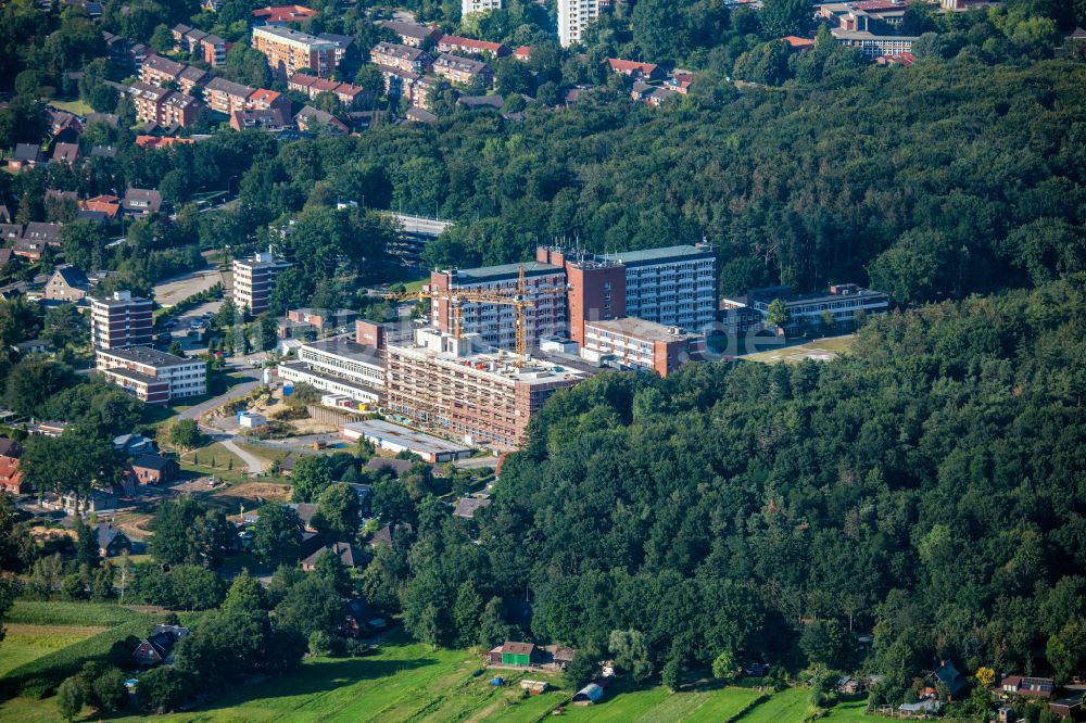 Stade aus der Vogelperspektive: Baustelle für einen Erweiterungs- Neubau auf dem Klinikgelände des Krankenhauses Elbe Klinikum in Stade im Bundesland Niedersachsen, Deutschland