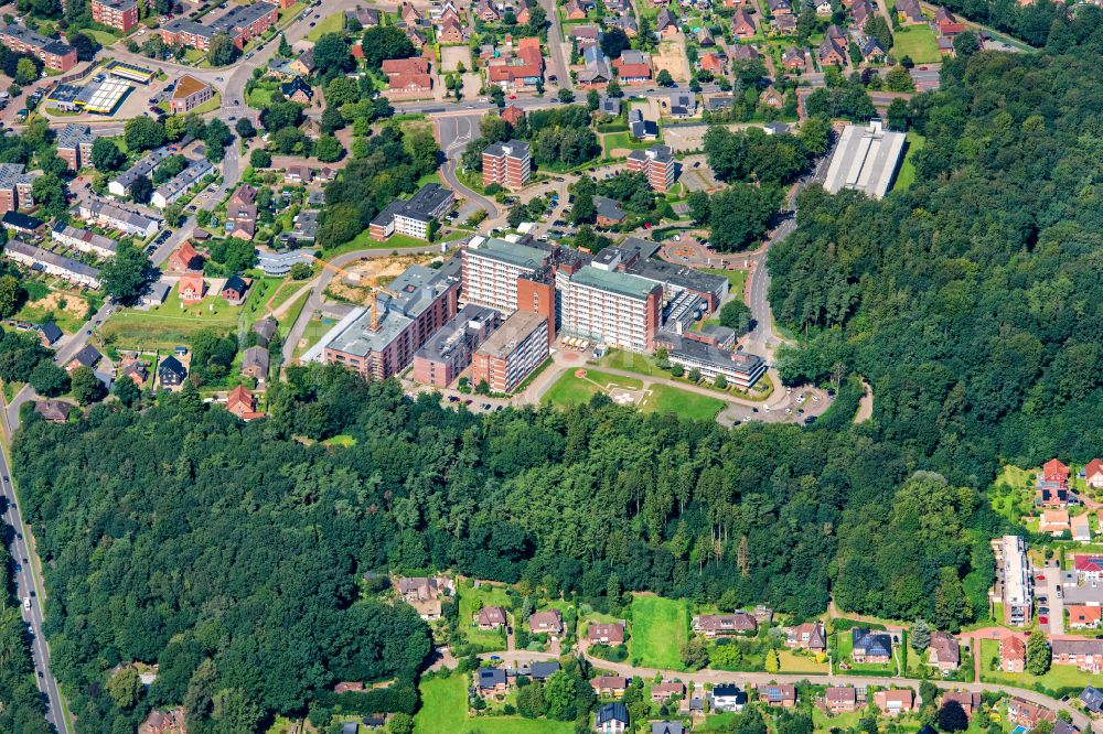 Stade aus der Vogelperspektive: Baustelle für einen Erweiterungs- Neubau auf dem Klinikgelände des Krankenhauses Elbe Klinikum in Stade im Bundesland Niedersachsen, Deutschland