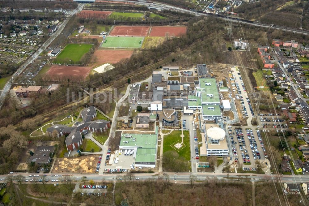 Luftaufnahme Duisburg - Baustelle für einen Erweiterungs- Neubau auf dem Klinikgelände des Krankenhauses am Evangelisches Krankenhaus Duisburg-Nord in Duisburg im Bundesland Nordrhein-Westfalen, Deutschland