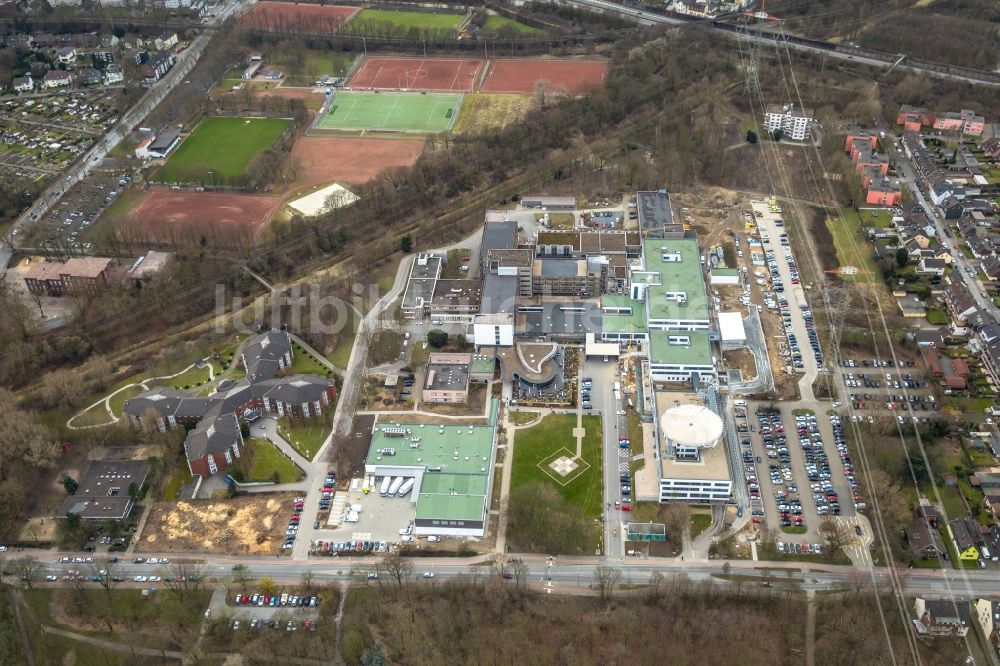 Duisburg von oben - Baustelle für einen Erweiterungs- Neubau auf dem Klinikgelände des Krankenhauses am Evangelisches Krankenhaus Duisburg-Nord in Duisburg im Bundesland Nordrhein-Westfalen, Deutschland