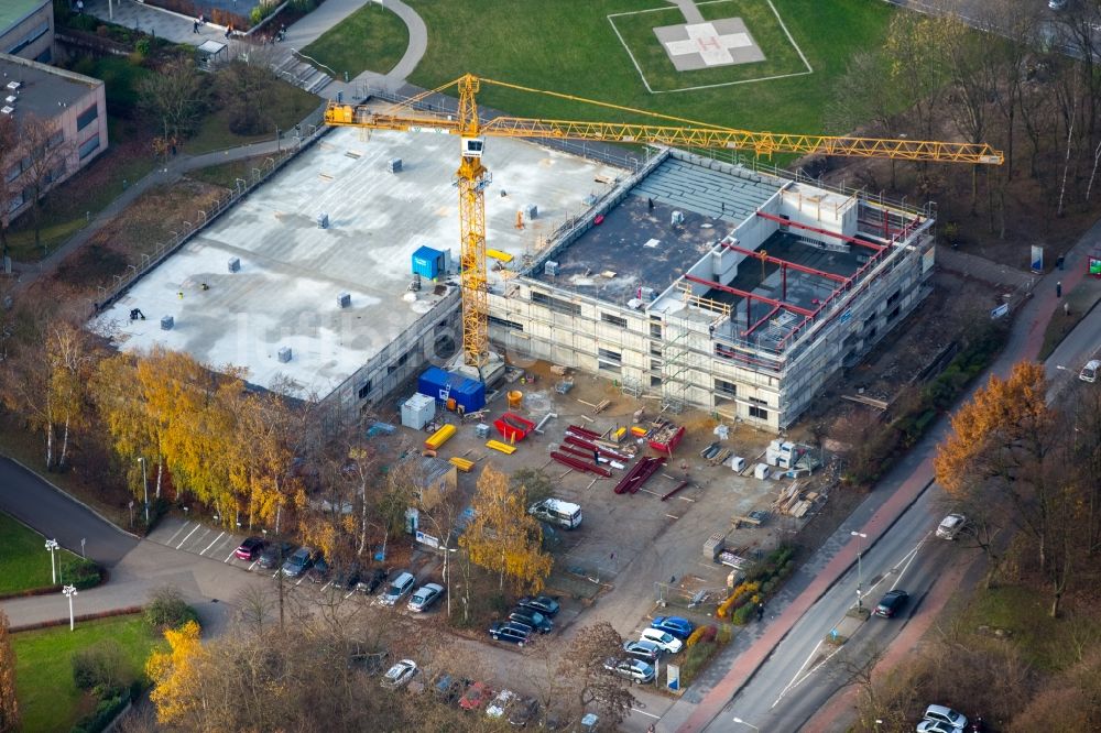 Luftaufnahme Duisburg - Baustelle für einen Erweiterungs- Neubau auf dem Klinikgelände des Krankenhauses Evangelisches Krankenhaus Duisburg-Nord im Ortsteil Hamborn in Duisburg im Bundesland Nordrhein-Westfalen