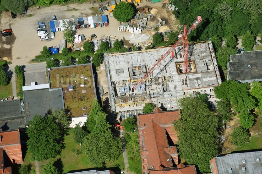 Berlin aus der Vogelperspektive: Baustelle für einen Erweiterungs- Neubau auf dem Klinikgelände des Krankenhauses Evangelisches Krankenhaus Königin Elisabeth Herzberge GmbH an der Herzbergstraße im Ortsteil Lichtenberg in Berlin, Deutschland