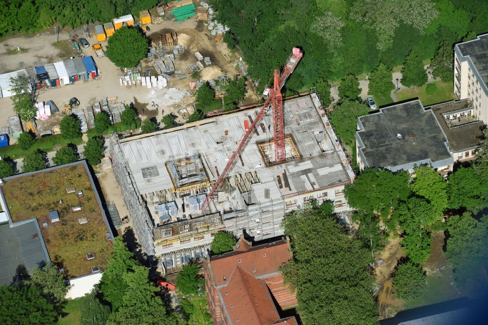 Luftbild Berlin - Baustelle für einen Erweiterungs- Neubau auf dem Klinikgelände des Krankenhauses Evangelisches Krankenhaus Königin Elisabeth Herzberge GmbH an der Herzbergstraße im Ortsteil Lichtenberg in Berlin, Deutschland