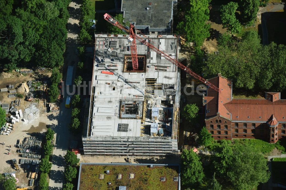 Luftaufnahme Berlin - Baustelle für einen Erweiterungs- Neubau auf dem Klinikgelände des Krankenhauses Evangelisches Krankenhaus Königin Elisabeth Herzberge GmbH an der Herzbergstraße im Ortsteil Lichtenberg in Berlin, Deutschland