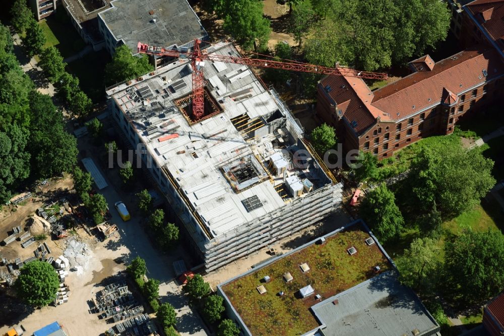 Luftbild Berlin - Baustelle für einen Erweiterungs- Neubau auf dem Klinikgelände des Krankenhauses Evangelisches Krankenhaus Königin Elisabeth Herzberge GmbH an der Herzbergstraße im Ortsteil Lichtenberg in Berlin, Deutschland