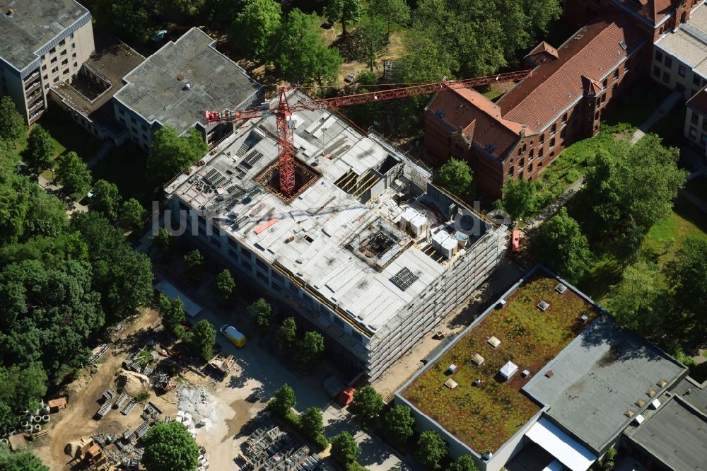 Luftaufnahme Berlin - Baustelle für einen Erweiterungs- Neubau auf dem Klinikgelände des Krankenhauses Evangelisches Krankenhaus Königin Elisabeth Herzberge GmbH an der Herzbergstraße im Ortsteil Lichtenberg in Berlin, Deutschland