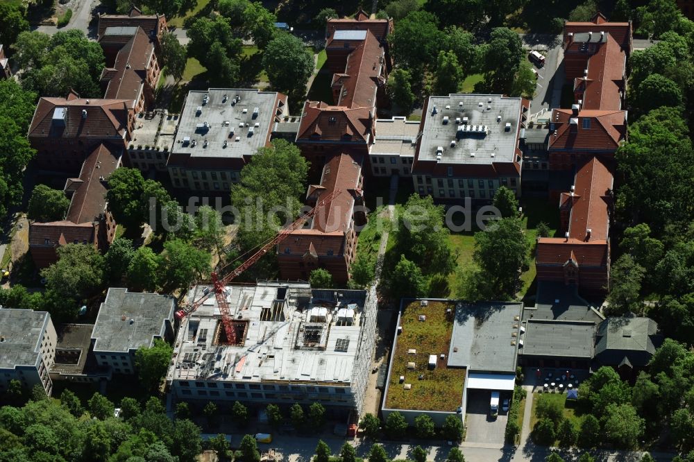 Berlin aus der Vogelperspektive: Baustelle für einen Erweiterungs- Neubau auf dem Klinikgelände des Krankenhauses Evangelisches Krankenhaus Königin Elisabeth Herzberge GmbH an der Herzbergstraße im Ortsteil Lichtenberg in Berlin, Deutschland