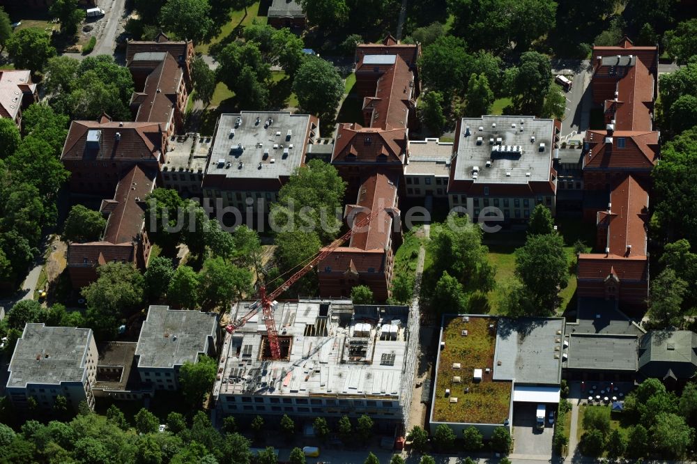 Luftbild Berlin - Baustelle für einen Erweiterungs- Neubau auf dem Klinikgelände des Krankenhauses Evangelisches Krankenhaus Königin Elisabeth Herzberge GmbH an der Herzbergstraße im Ortsteil Lichtenberg in Berlin, Deutschland