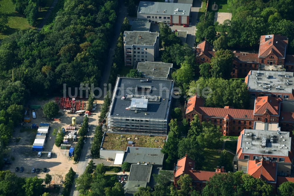 Luftbild Berlin - Baustelle für einen Erweiterungs- Neubau auf dem Klinikgelände des Krankenhauses Evangelisches Krankenhaus Königin Elisabeth Herzberge GmbH an der Herzbergstraße im Ortsteil Lichtenberg in Berlin, Deutschland