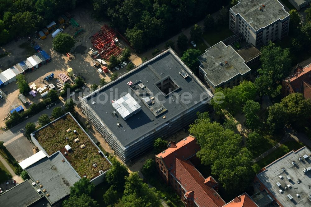 Berlin von oben - Baustelle für einen Erweiterungs- Neubau auf dem Klinikgelände des Krankenhauses Evangelisches Krankenhaus Königin Elisabeth Herzberge GmbH an der Herzbergstraße im Ortsteil Lichtenberg in Berlin, Deutschland