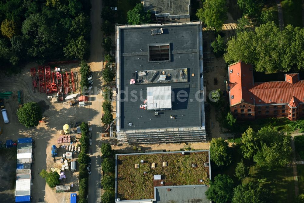 Berlin aus der Vogelperspektive: Baustelle für einen Erweiterungs- Neubau auf dem Klinikgelände des Krankenhauses Evangelisches Krankenhaus Königin Elisabeth Herzberge GmbH an der Herzbergstraße im Ortsteil Lichtenberg in Berlin, Deutschland