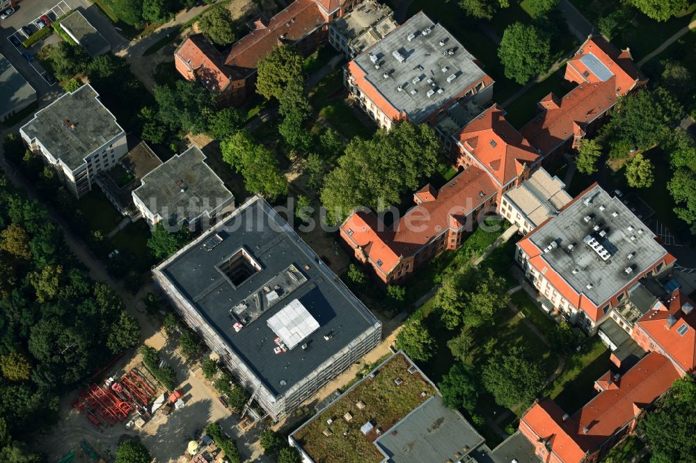 Luftbild Berlin - Baustelle für einen Erweiterungs- Neubau auf dem Klinikgelände des Krankenhauses Evangelisches Krankenhaus Königin Elisabeth Herzberge GmbH an der Herzbergstraße im Ortsteil Lichtenberg in Berlin, Deutschland