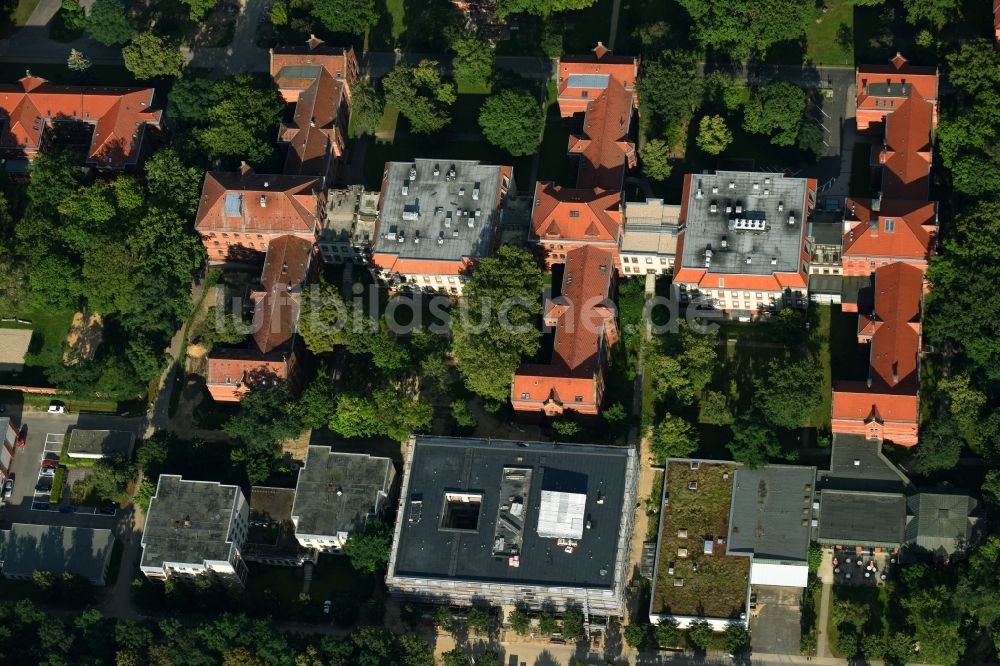 Luftaufnahme Berlin - Baustelle für einen Erweiterungs- Neubau auf dem Klinikgelände des Krankenhauses Evangelisches Krankenhaus Königin Elisabeth Herzberge GmbH an der Herzbergstraße im Ortsteil Lichtenberg in Berlin, Deutschland