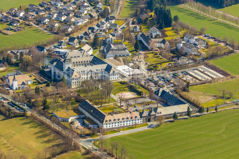 Luftbild Schmallenberg - Baustelle für einen Erweiterungs- Neubau auf dem Klinikgelände des Krankenhauses Fachkrankenhaus Kloster Grafschaft in Schmallenberg im Bundesland Nordrhein-Westfalen, Deutschland