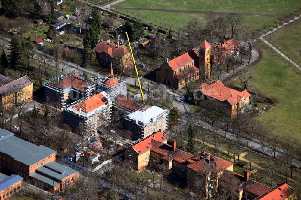 Luftbild Berlin - Baustelle für einen Erweiterungs- Neubau auf dem Klinikgelände des Krankenhauses der Heiligenfeld GmbH im Ortsteil Bezirk Marzahn-Hellersdorf in Berlin