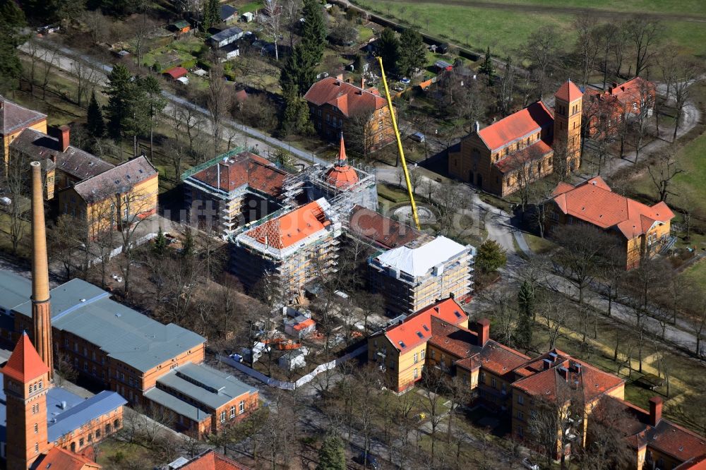 Luftaufnahme Berlin - Baustelle für einen Erweiterungs- Neubau auf dem Klinikgelände des Krankenhauses der Heiligenfeld GmbH im Ortsteil Bezirk Marzahn-Hellersdorf in Berlin