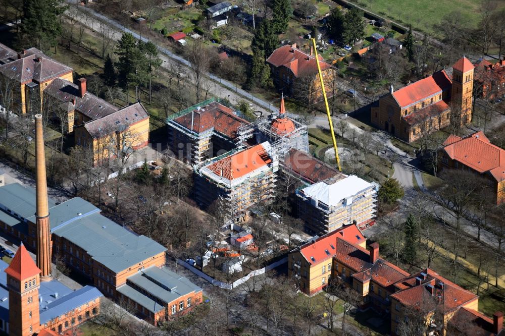 Berlin von oben - Baustelle für einen Erweiterungs- Neubau auf dem Klinikgelände des Krankenhauses der Heiligenfeld GmbH im Ortsteil Bezirk Marzahn-Hellersdorf in Berlin