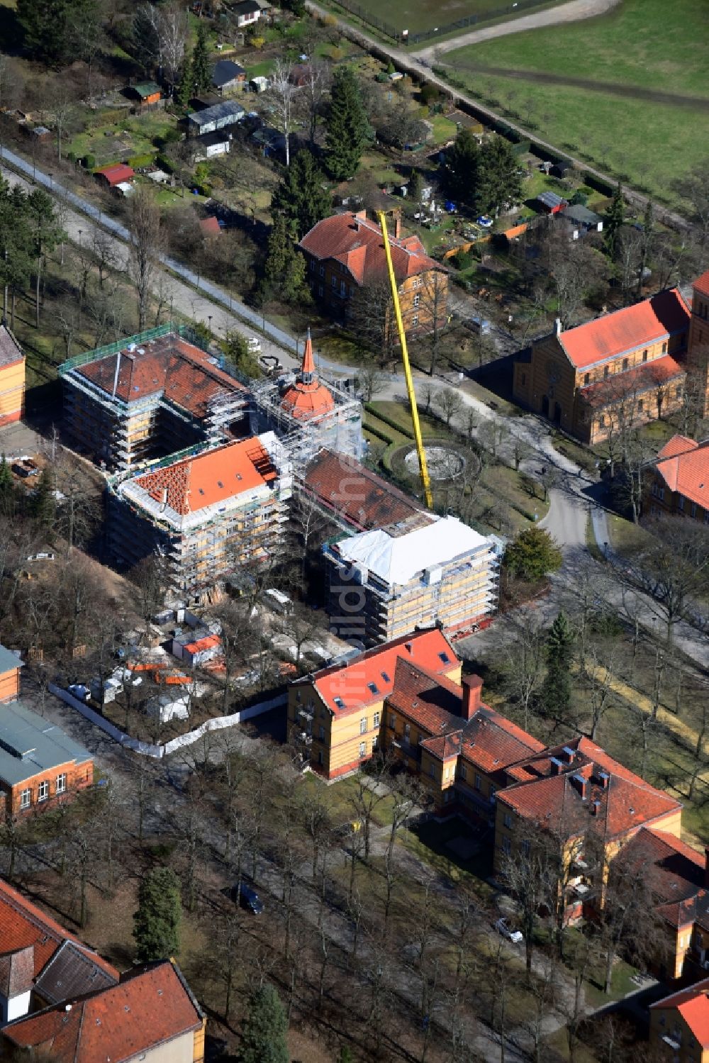 Berlin aus der Vogelperspektive: Baustelle für einen Erweiterungs- Neubau auf dem Klinikgelände des Krankenhauses der Heiligenfeld GmbH im Ortsteil Bezirk Marzahn-Hellersdorf in Berlin