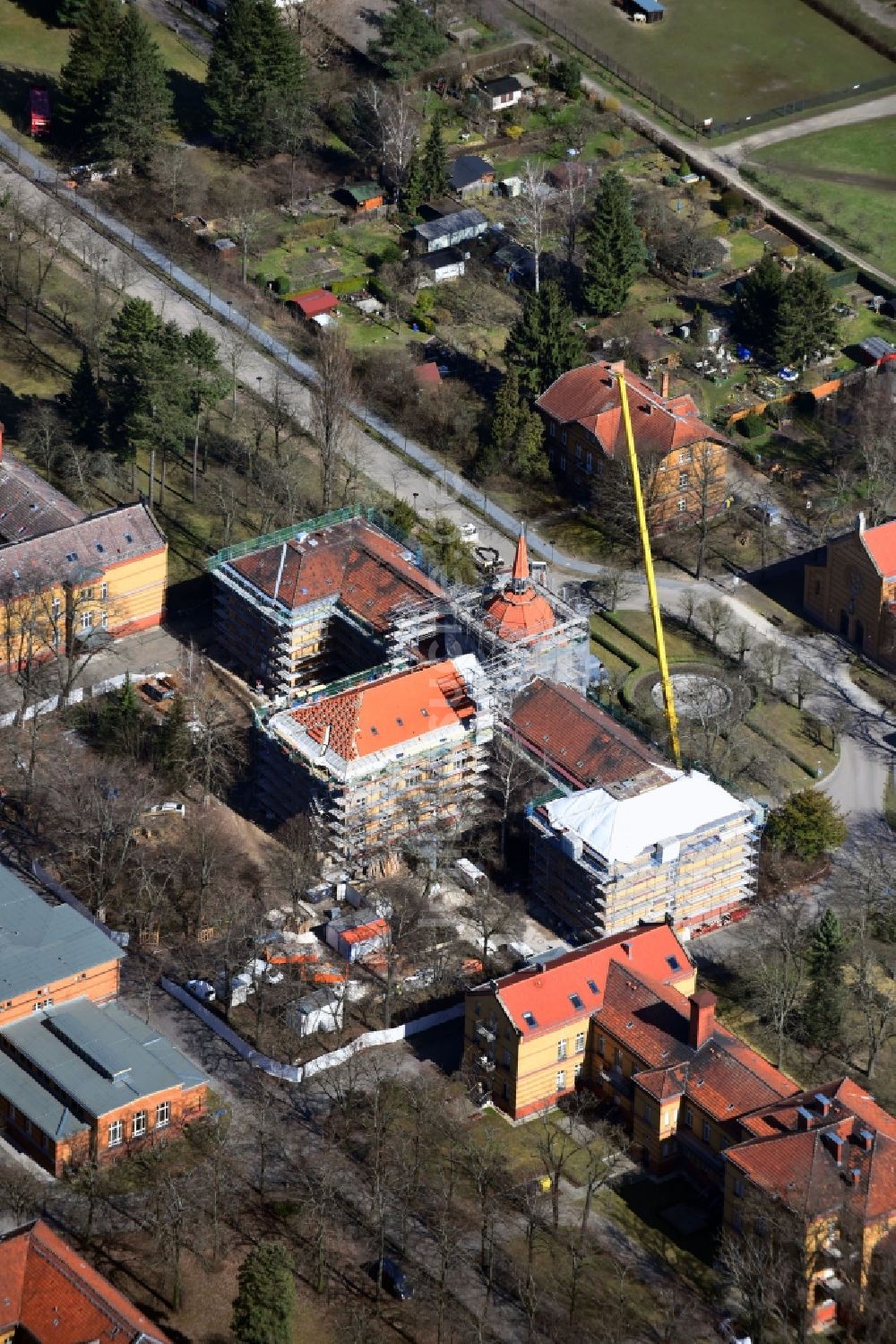 Luftbild Berlin - Baustelle für einen Erweiterungs- Neubau auf dem Klinikgelände des Krankenhauses der Heiligenfeld GmbH im Ortsteil Bezirk Marzahn-Hellersdorf in Berlin