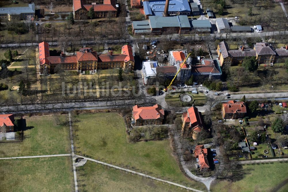 Luftaufnahme Berlin - Baustelle für einen Erweiterungs- Neubau auf dem Klinikgelände des Krankenhauses der Heiligenfeld GmbH im Ortsteil Bezirk Marzahn-Hellersdorf in Berlin