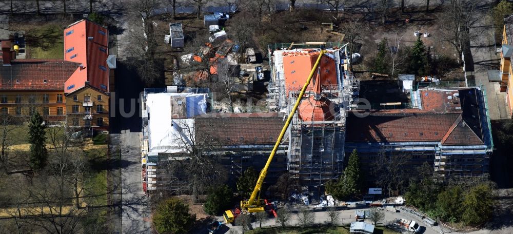 Berlin aus der Vogelperspektive: Baustelle für einen Erweiterungs- Neubau auf dem Klinikgelände des Krankenhauses der Heiligenfeld GmbH im Ortsteil Bezirk Marzahn-Hellersdorf in Berlin