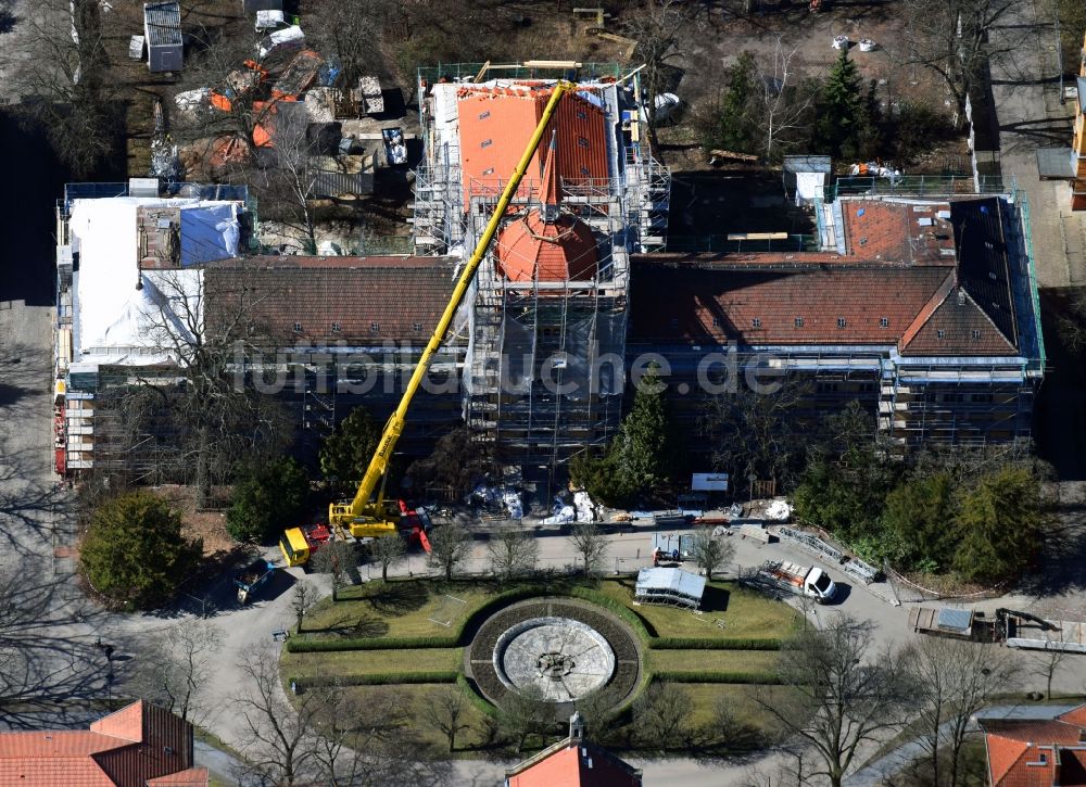 Luftbild Berlin - Baustelle für einen Erweiterungs- Neubau auf dem Klinikgelände des Krankenhauses der Heiligenfeld GmbH im Ortsteil Bezirk Marzahn-Hellersdorf in Berlin