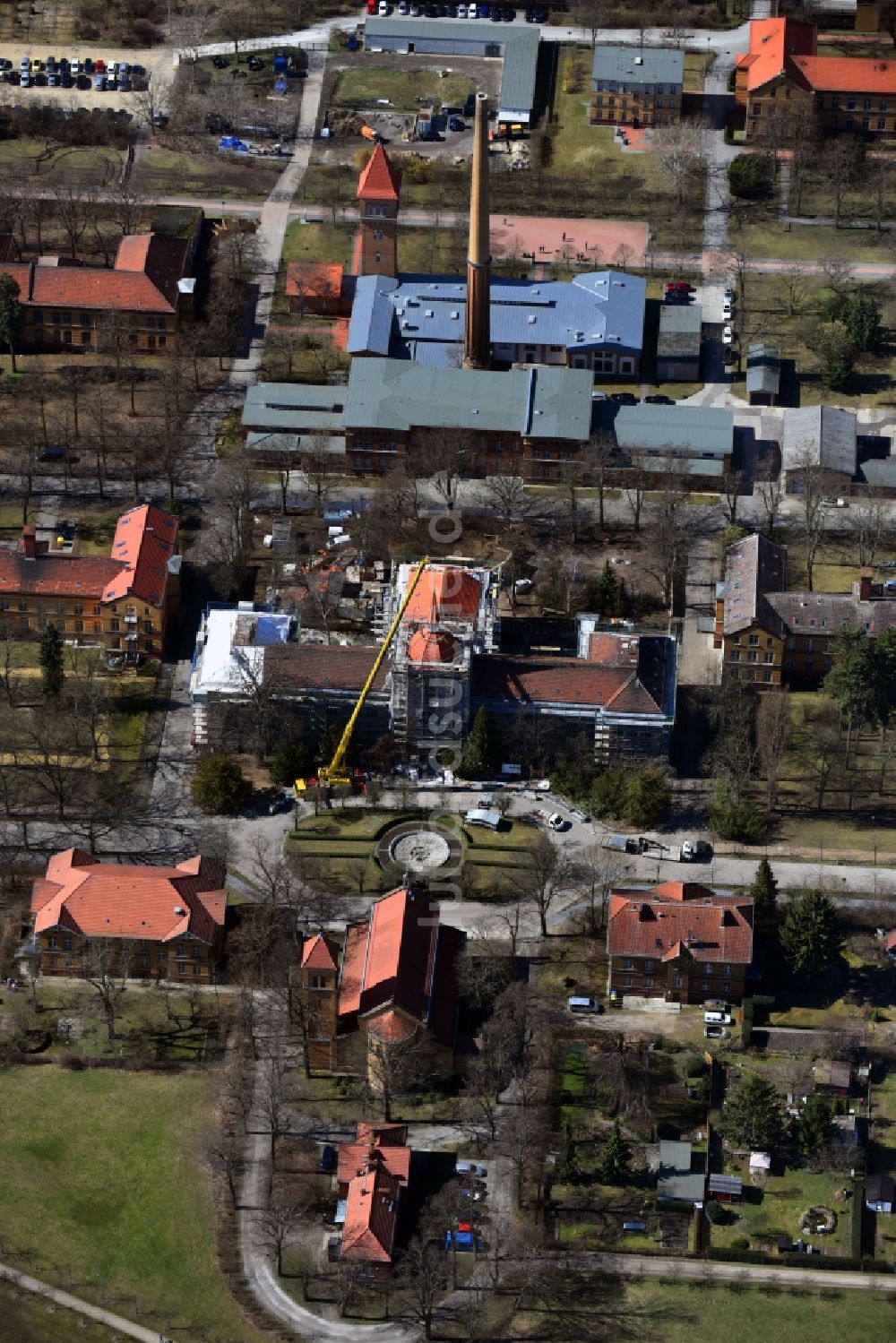 Luftaufnahme Berlin - Baustelle für einen Erweiterungs- Neubau auf dem Klinikgelände des Krankenhauses der Heiligenfeld GmbH im Ortsteil Bezirk Marzahn-Hellersdorf in Berlin