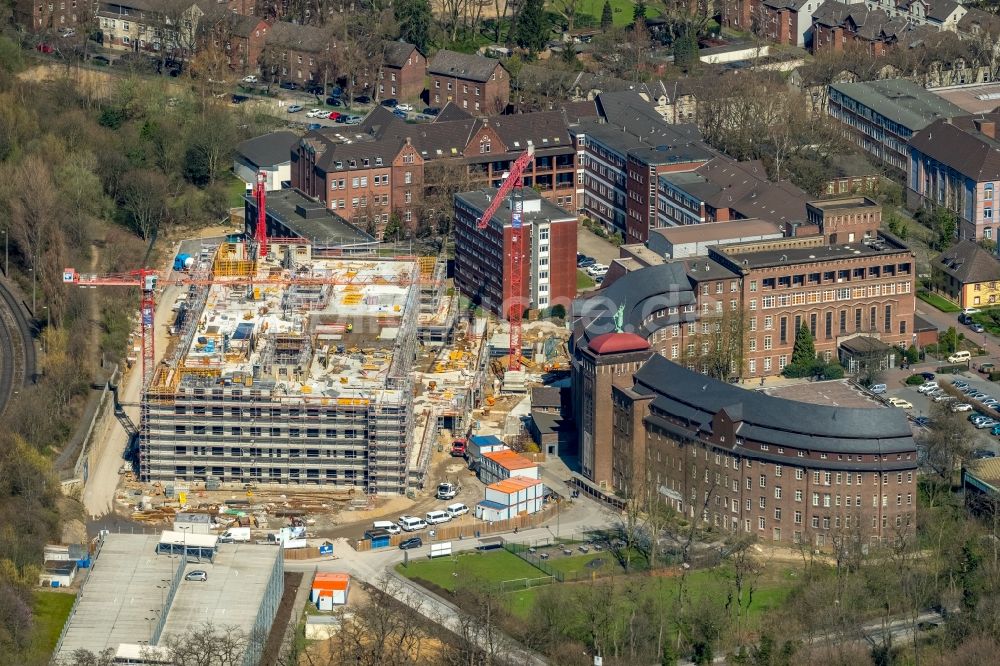 Luftbild Duisburg - Baustelle für einen Erweiterungs- Neubau auf dem Klinikgelände des Krankenhauses Helios St. Johannes Klinik Duisburg An der Abtei in Duisburg im Bundesland Nordrhein-Westfalen, Deutschland