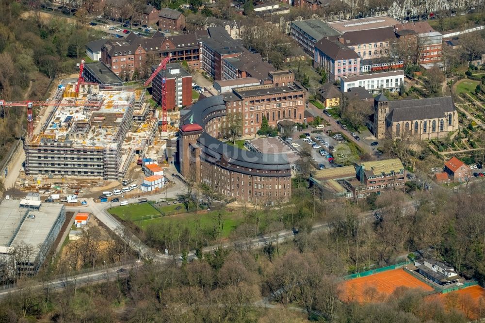 Luftaufnahme Duisburg - Baustelle für einen Erweiterungs- Neubau auf dem Klinikgelände des Krankenhauses Helios St. Johannes Klinik Duisburg An der Abtei in Duisburg im Bundesland Nordrhein-Westfalen, Deutschland