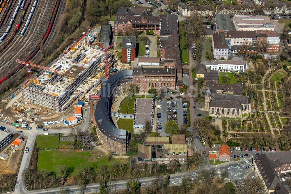 Luftbild Duisburg - Baustelle für einen Erweiterungs- Neubau auf dem Klinikgelände des Krankenhauses Helios St. Johannes Klinik Duisburg An der Abtei in Duisburg im Bundesland Nordrhein-Westfalen, Deutschland