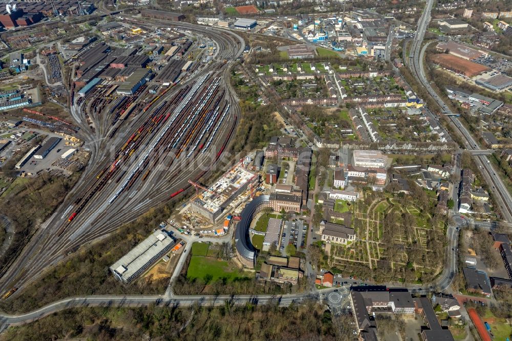 Duisburg von oben - Baustelle für einen Erweiterungs- Neubau auf dem Klinikgelände des Krankenhauses Helios St. Johannes Klinik Duisburg An der Abtei in Duisburg im Bundesland Nordrhein-Westfalen, Deutschland