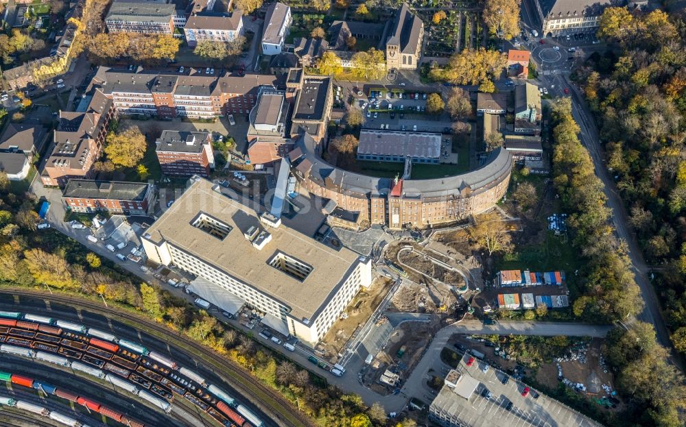 Duisburg von oben - Baustelle für einen Erweiterungs- Neubau auf dem Klinikgelände des Krankenhauses Helios St. Johannes Klinik Duisburg An der Abtei in Duisburg im Bundesland Nordrhein-Westfalen, Deutschland