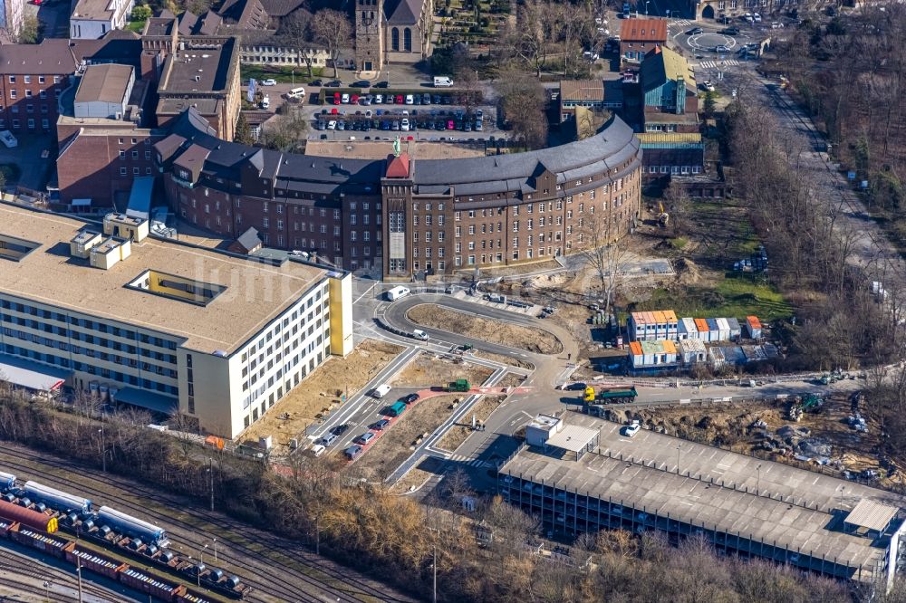 Luftaufnahme Duisburg - Baustelle für einen Erweiterungs- Neubau auf dem Klinikgelände des Krankenhauses Helios St. Johannes Klinik Duisburg An der Abtei in Duisburg im Bundesland Nordrhein-Westfalen, Deutschland