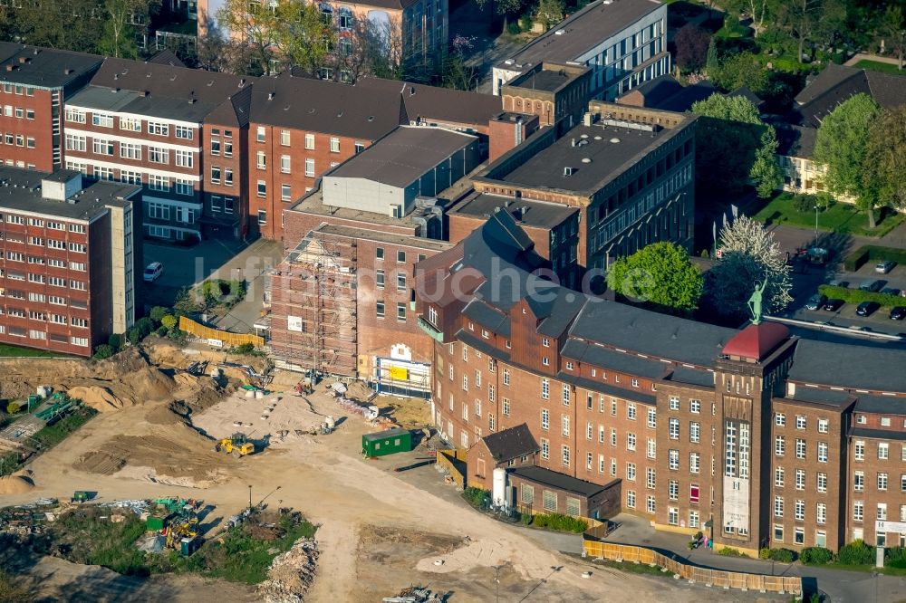 Luftbild Duisburg - Baustelle für einen Erweiterungs- Neubau auf dem Klinikgelände des Krankenhauses Helios St. Johannes Klinik Duisburg in Duisburg im Bundesland Nordrhein-Westfalen, Deutschland