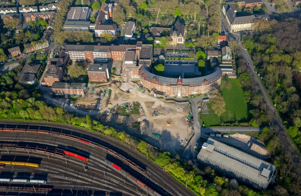 Duisburg von oben - Baustelle für einen Erweiterungs- Neubau auf dem Klinikgelände des Krankenhauses Helios St. Johannes Klinik Duisburg in Duisburg im Bundesland Nordrhein-Westfalen, Deutschland