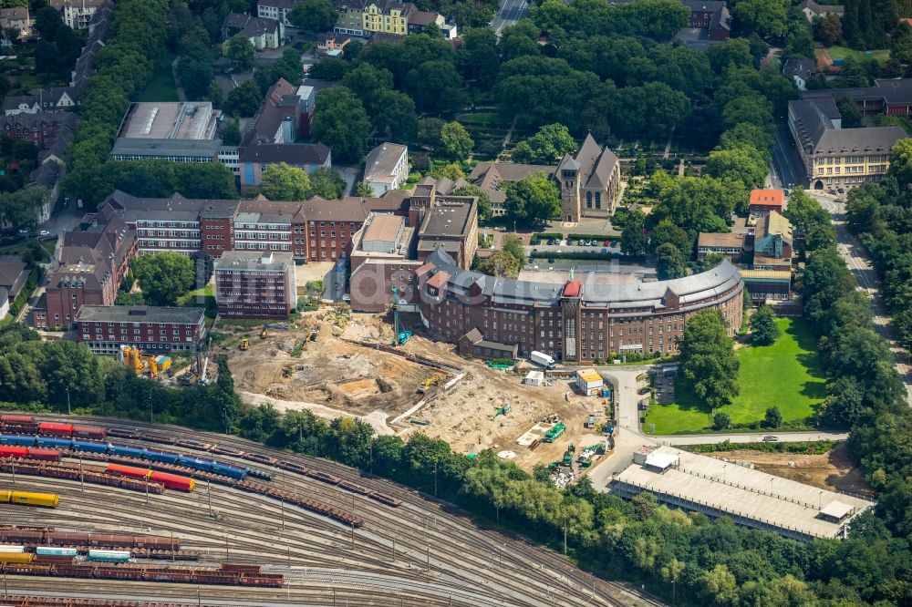 Duisburg von oben - Baustelle für einen Erweiterungs- Neubau auf dem Klinikgelände des Krankenhauses HELIOS Klinikum Duisburg An der Abtei im Ortsteil Hamborn in Duisburg im Bundesland Nordrhein-Westfalen - NRW, Deutschland