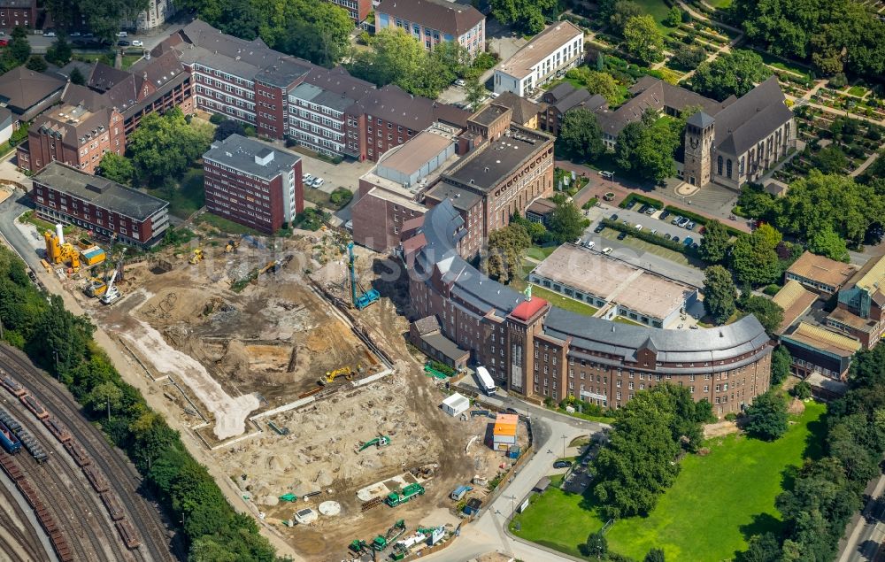 Duisburg aus der Vogelperspektive: Baustelle für einen Erweiterungs- Neubau auf dem Klinikgelände des Krankenhauses HELIOS Klinikum Duisburg An der Abtei im Ortsteil Hamborn in Duisburg im Bundesland Nordrhein-Westfalen - NRW, Deutschland