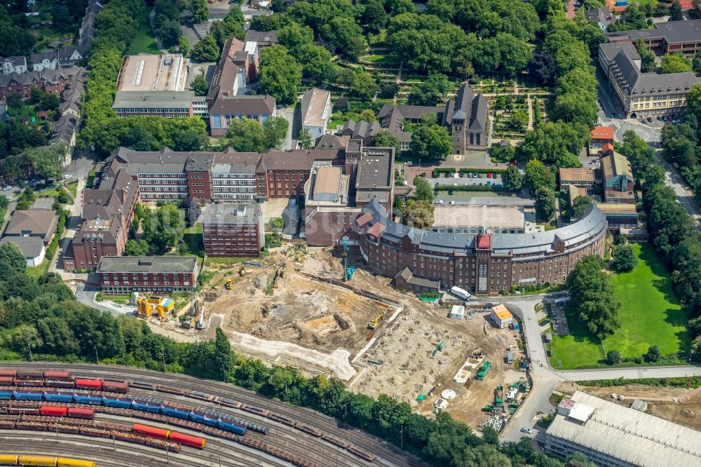 Duisburg aus der Vogelperspektive: Baustelle für einen Erweiterungs- Neubau auf dem Klinikgelände des Krankenhauses HELIOS Klinikum Duisburg An der Abtei im Ortsteil Hamborn in Duisburg im Bundesland Nordrhein-Westfalen - NRW, Deutschland