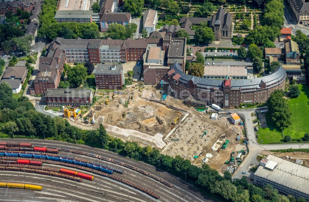 Luftaufnahme Duisburg - Baustelle für einen Erweiterungs- Neubau auf dem Klinikgelände des Krankenhauses HELIOS Klinikum Duisburg An der Abtei im Ortsteil Hamborn in Duisburg im Bundesland Nordrhein-Westfalen - NRW, Deutschland